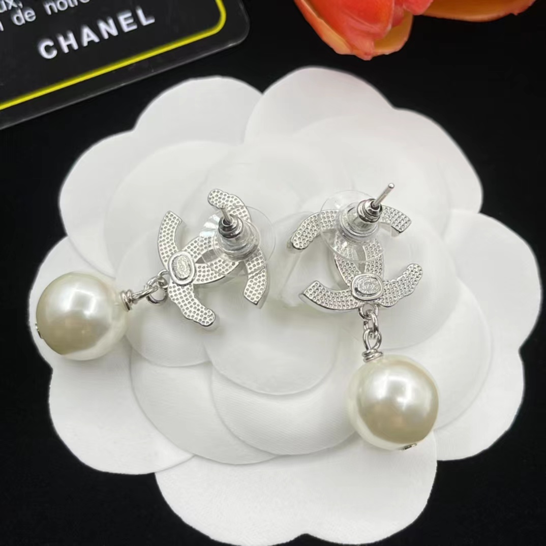 Chanel Prom Pearl Dangle Earrings - Best Replica Jewelry™