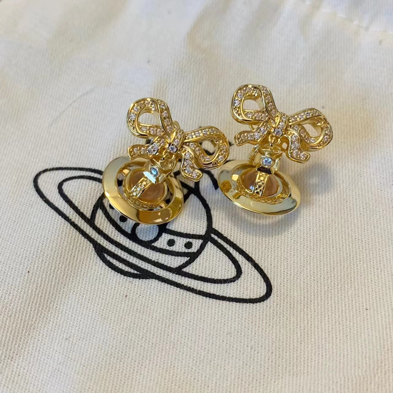 Vivienne Westwood Bowknot Crystal Saturn Earrings - Best Replica Jewelry™