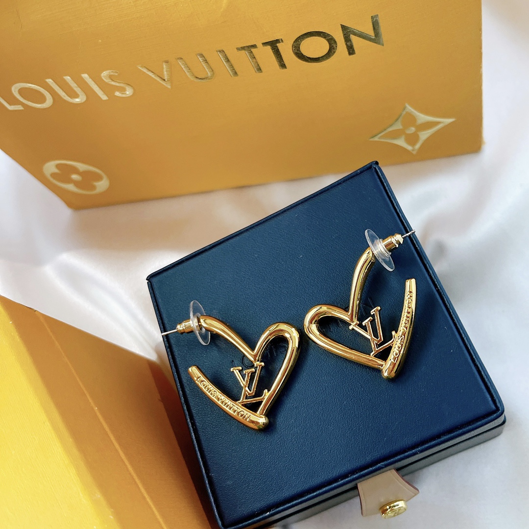 Louis Vuitton Love Heart Stud Earrings - Best Replica Jewelry™