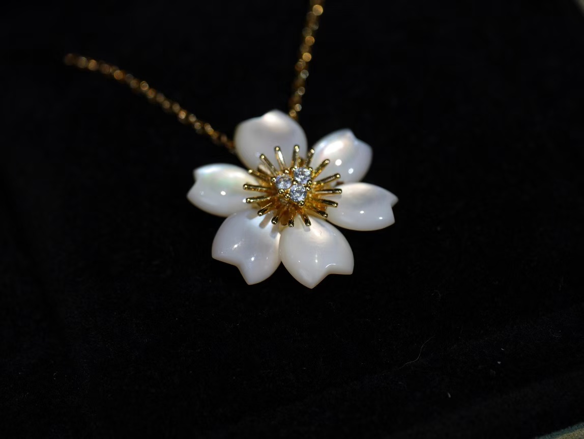 VCA Rose de Noël Pendant Necklace - Mini - Best Replica Jewelry™