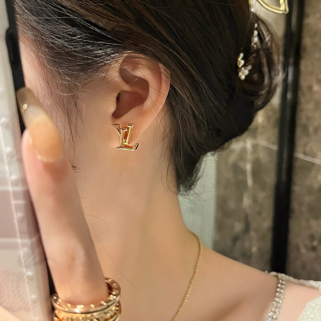 Louis Vuitton Letter Minimalist Stud Earrings - Best Replica Jewelry™
