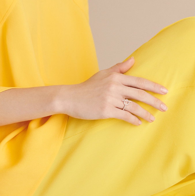 Hermes Diamond Paved Q Ring - Best Replica Jewelry™