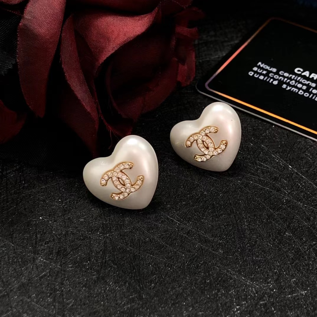 Chanel Love Heart Pearl Stud Earrings - Best Replica Jewelry™
