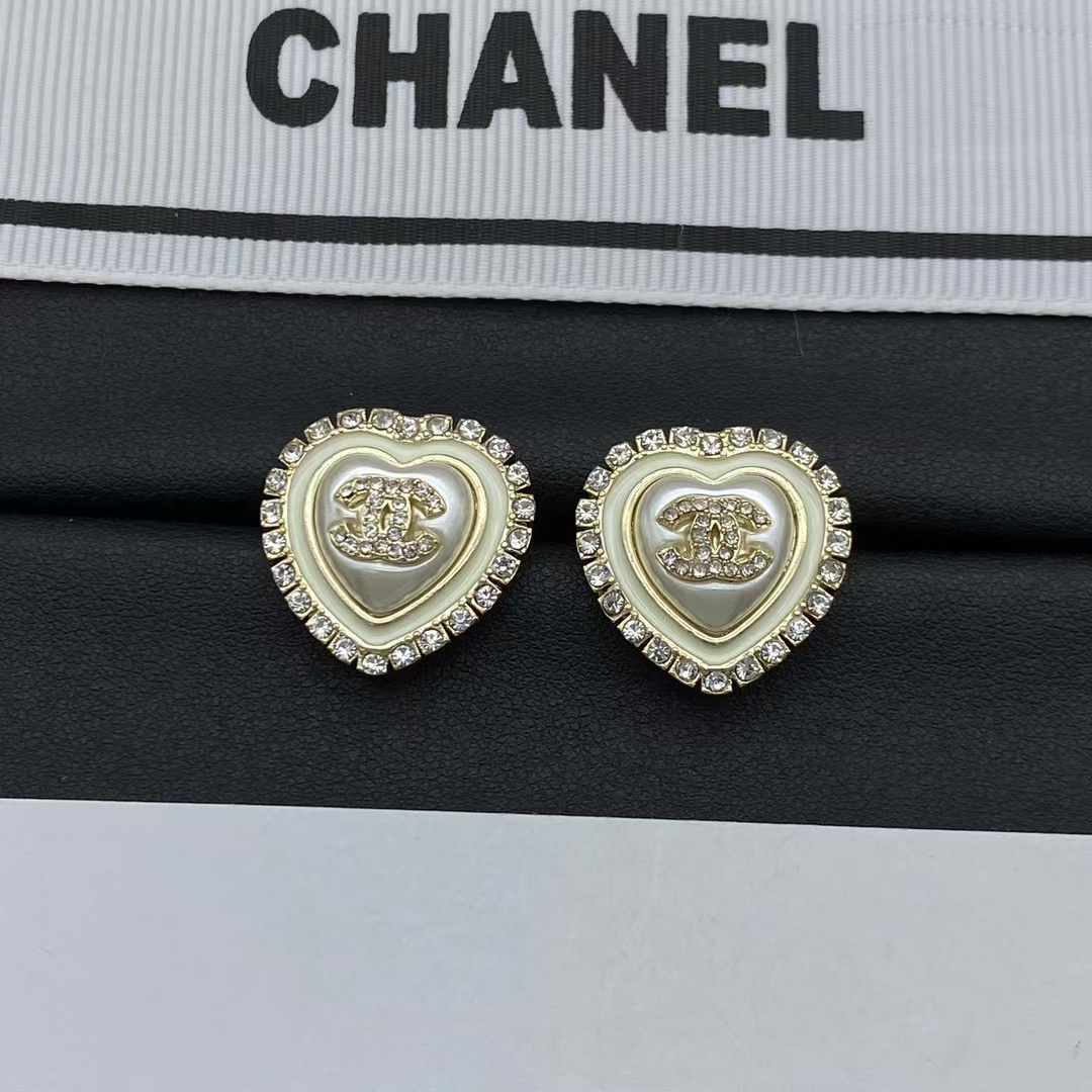 Chanel Strass Paved Heart Stud Earrings - Best Replica Jewelry™