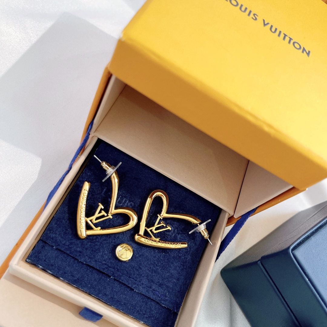 Louis Vuitton Love Heart Stud Earrings - Best Replica Jewelry™