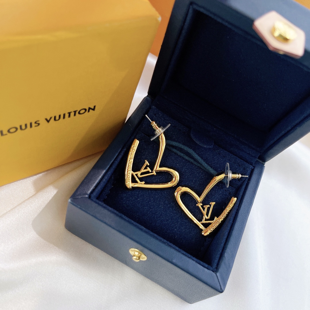 Louis Vuitton Love Heart Stud Earrings - Best Replica Jewelry™