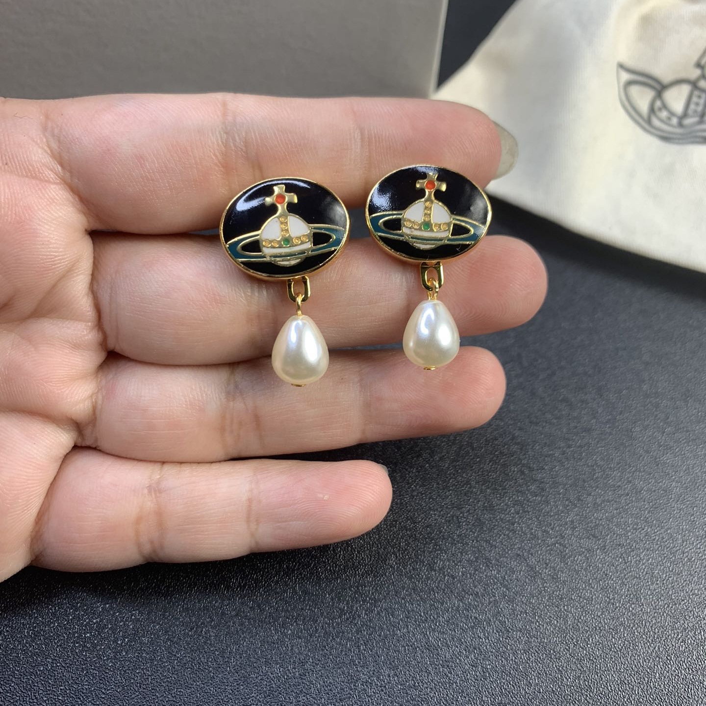 Vivienne Westwood Enamel Detachable  Teardrop Pearl Earrings - Best Replica Jewelry™