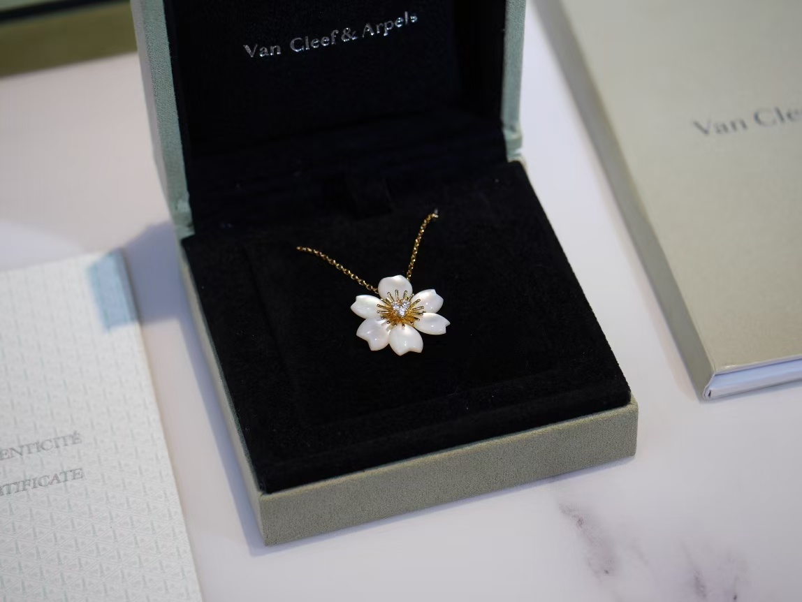 VCA Rose de Noël Pendant Necklace - Mini - Best Replica Jewelry™