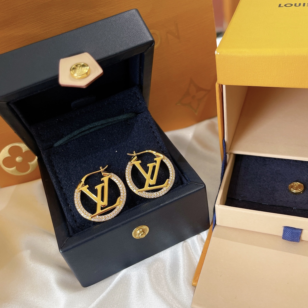 Louis Vuitton Letter Round Stud Earrings - Best Replica Jewelry™