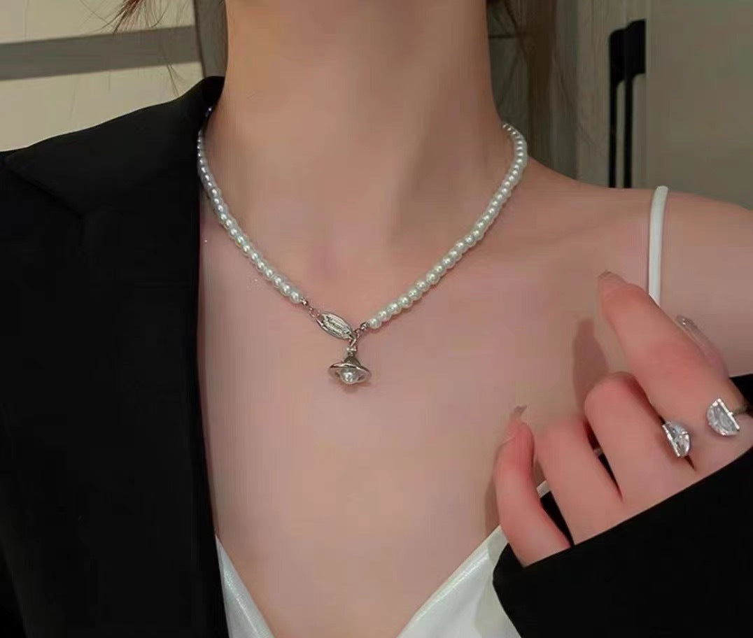 Vivienne Westwood Enamel Saturn Pearl Necklace - Best Replica Jewelry™