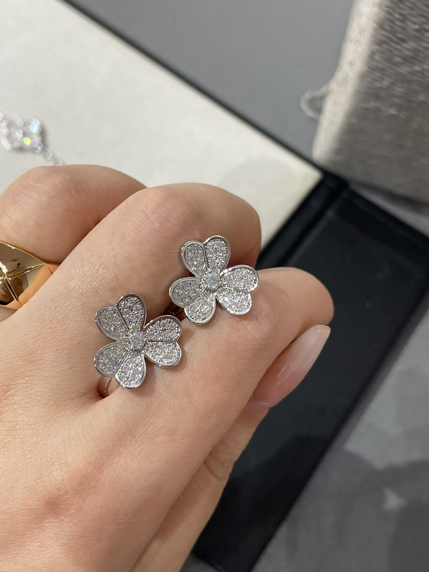 VCA Frivole Earrings - Small - Best Replica Jewelry™