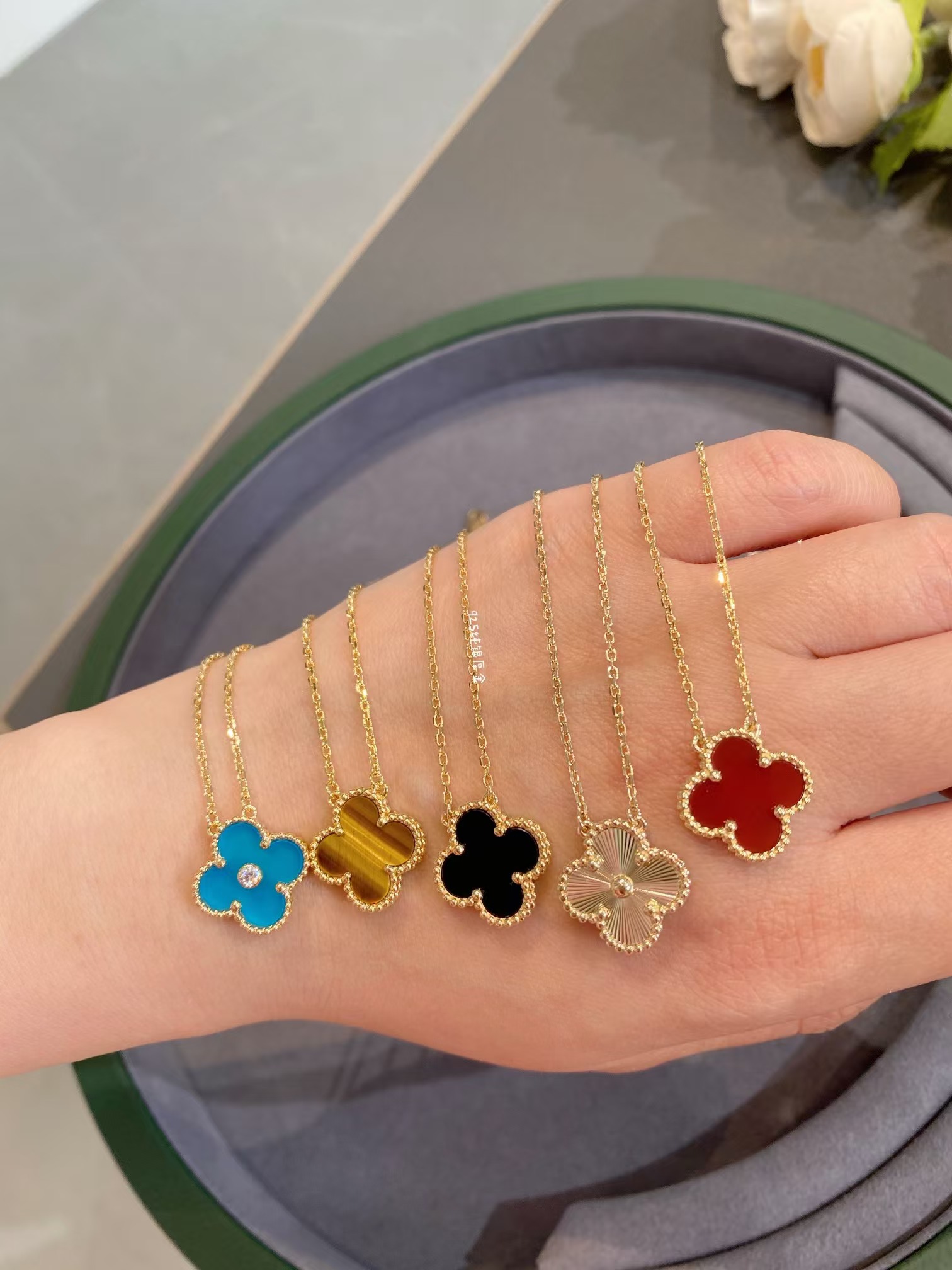 Replica Van Cleef Alhambra Necklace in yellow gold
Four-leaf clover pendant close-up
Woman wearing Van Cleef inspired gold necklace