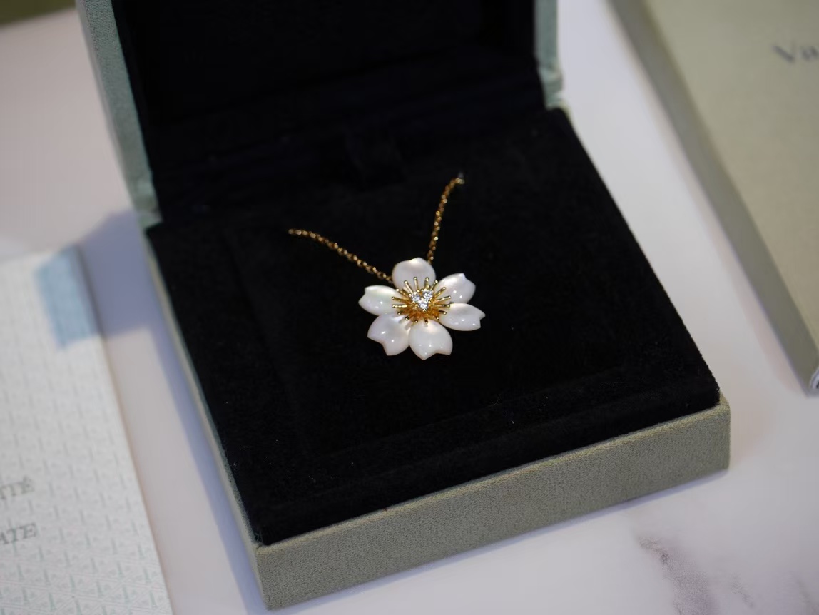 VCA Rose de Noël Pendant Necklace - Mini - Best Replica Jewelry™