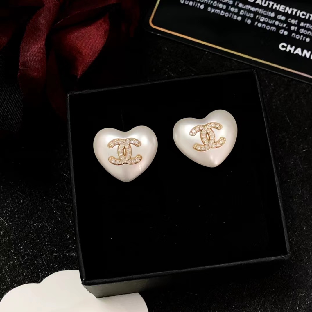 Chanel Love Heart Pearl Stud Earrings - Best Replica Jewelry™