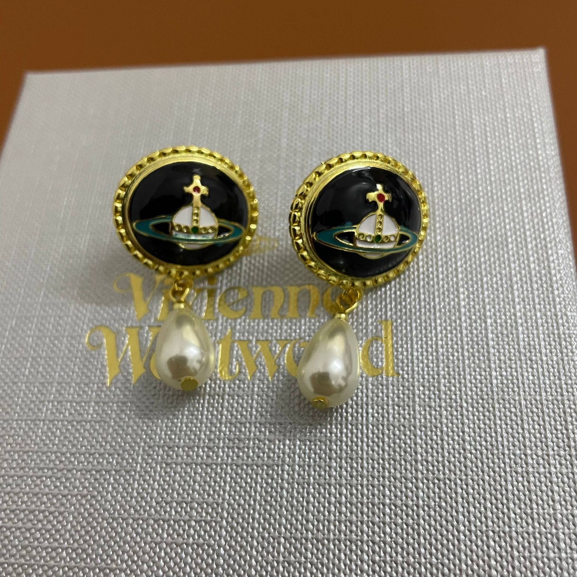 Vivienne Westwood Enamel Saturn Waterdrop Pearl Earrings - Best Replica Jewelry™