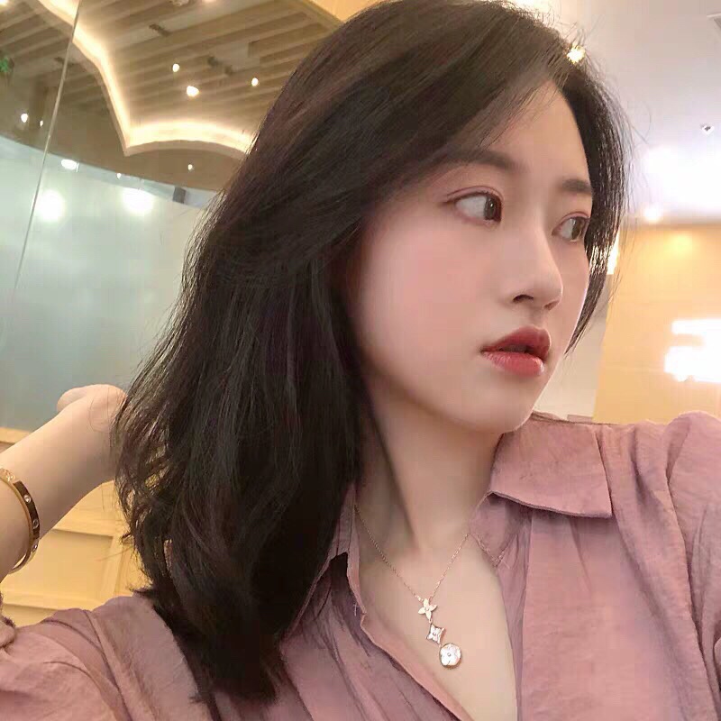 Louis Vuitton White Mother of Pearl 3 Blossom Flowers Necklace - Best Replica Jewelry™