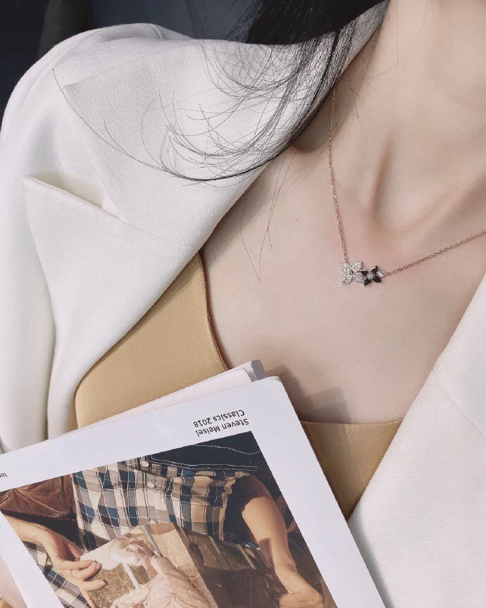 Louis Vuitton Idylle Blossom Pendant Necklace-Two Flowers - Best Replica Jewelry™