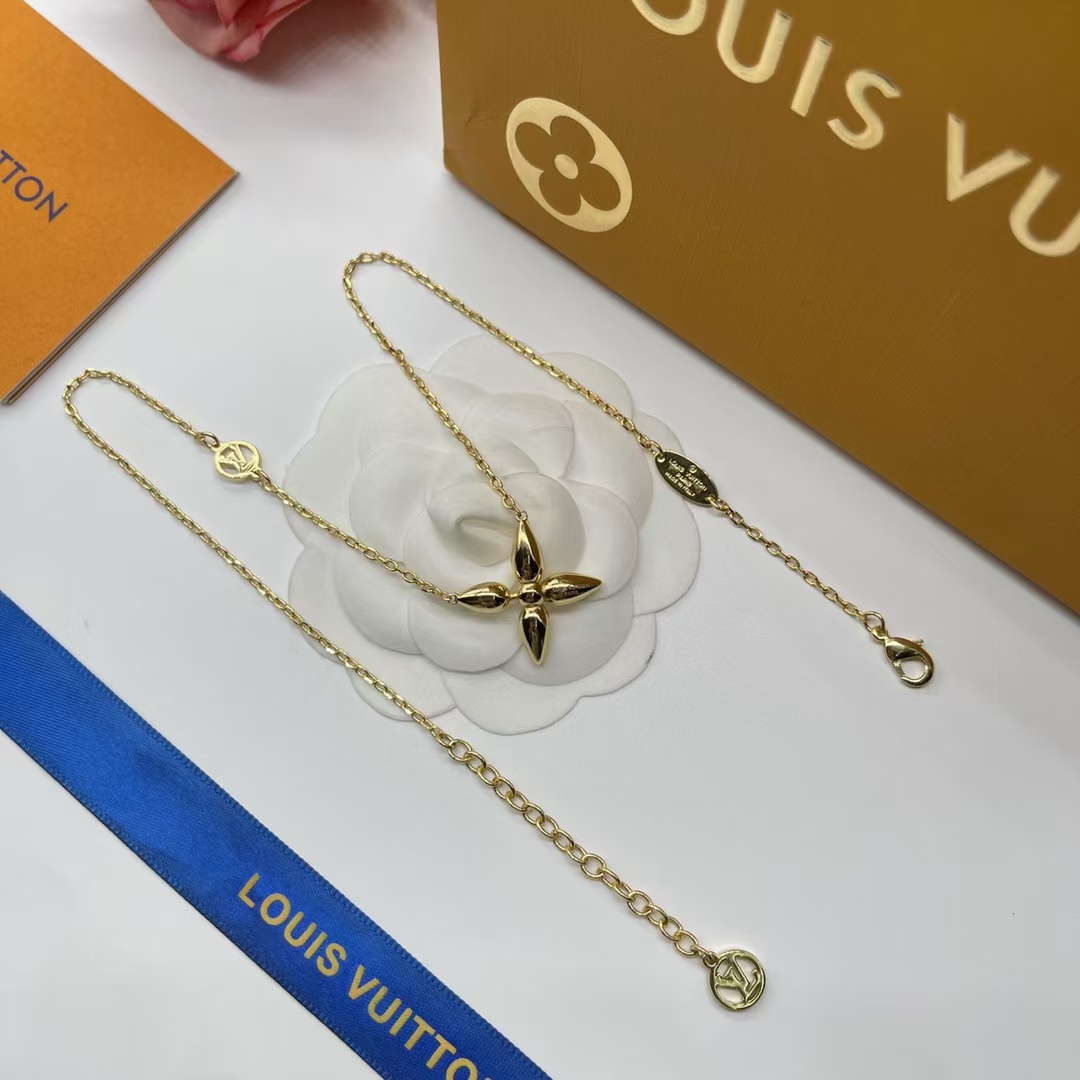Louis Vuitton Dainty Star Pendant Necklace - Best Replica Jewelry™
