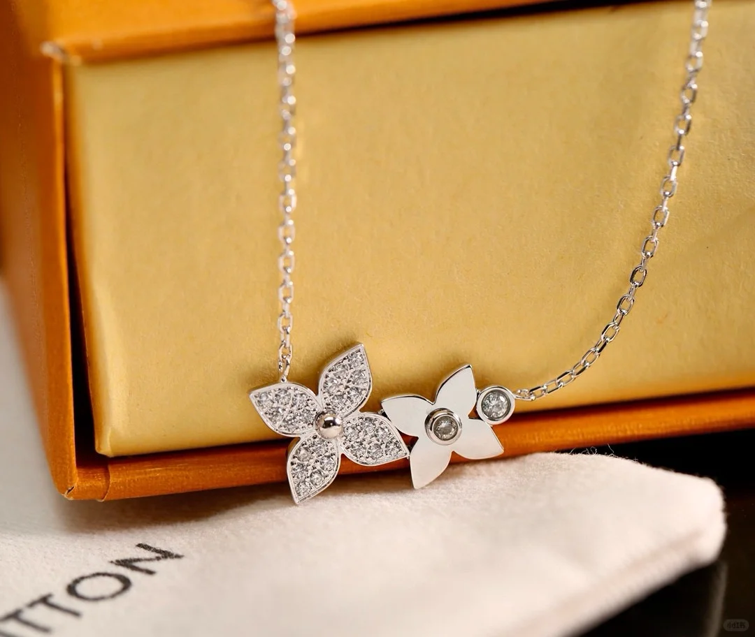 Louis Vuitton Idylle Blossom Pendant Necklace-Two Flowers - Best Replica Jewelry™