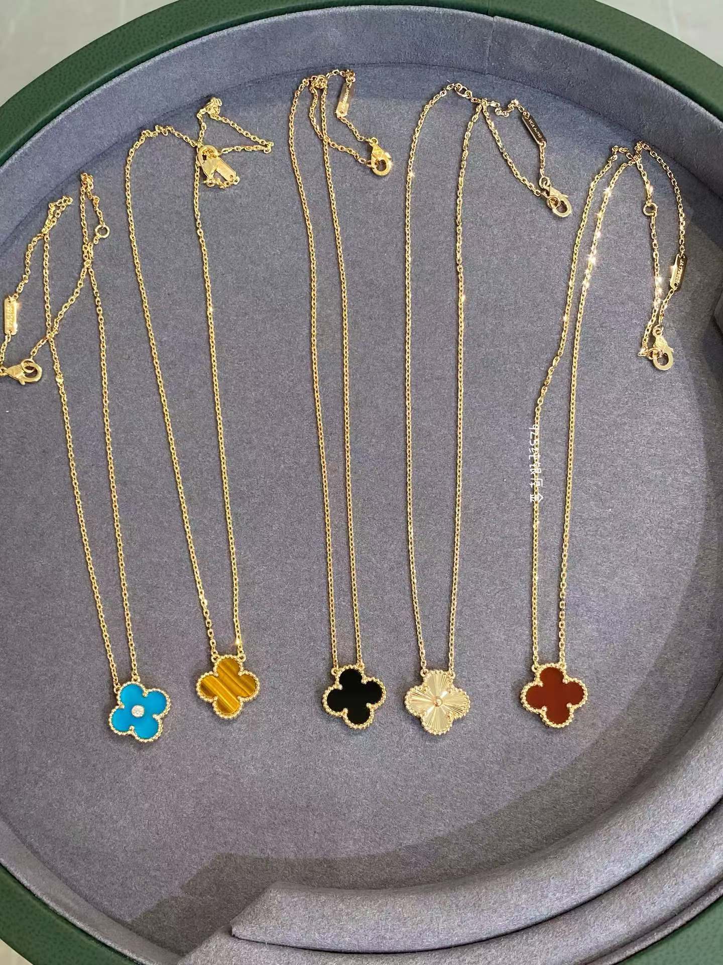 Replica Van Cleef Alhambra Necklace in yellow gold
Four-leaf clover pendant close-up
Woman wearing Van Cleef inspired gold necklace