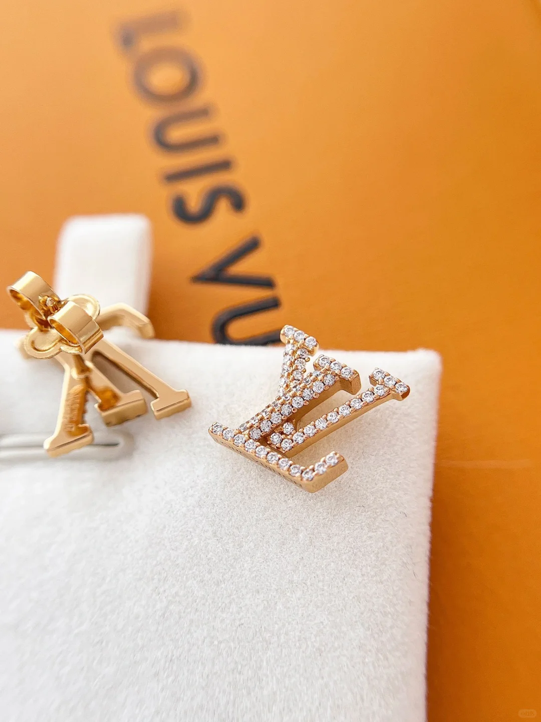 Louis Vuitton Diamond LV Letter Earrings - Best Replica Jewelry™
