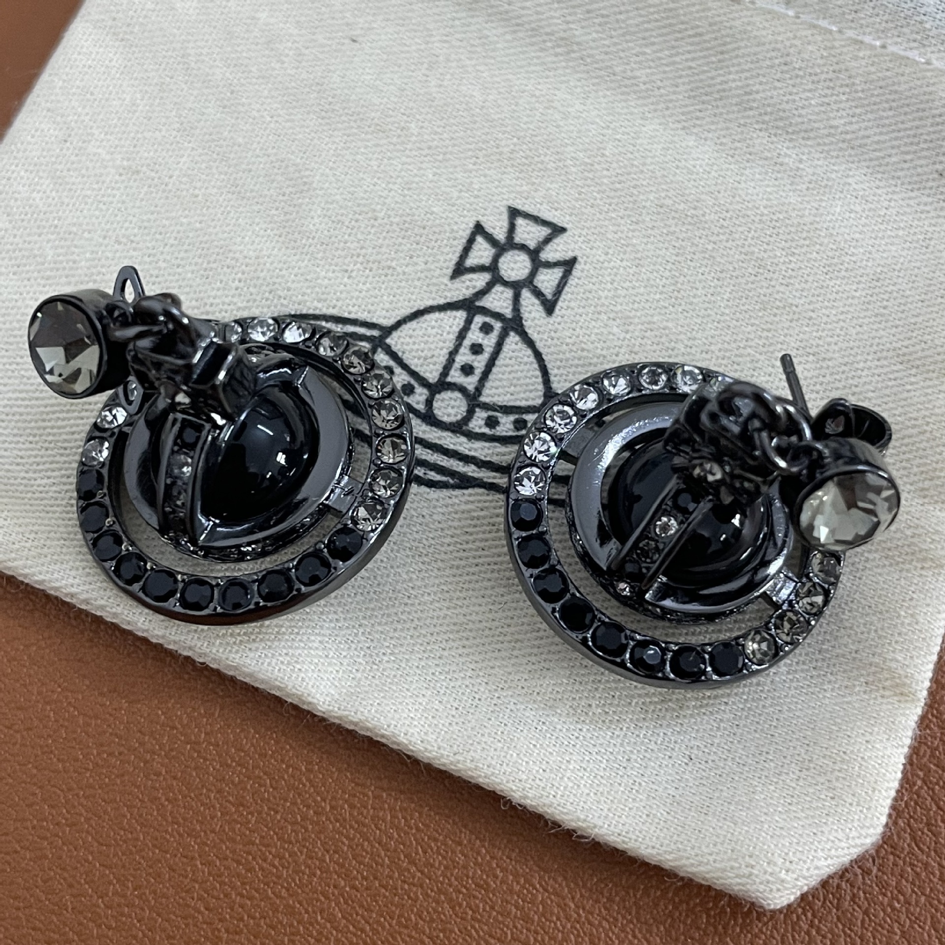 Vivienne Westwood Punk Style Cool Girl Black Saturn Earrings - Best Replica Jewelry™