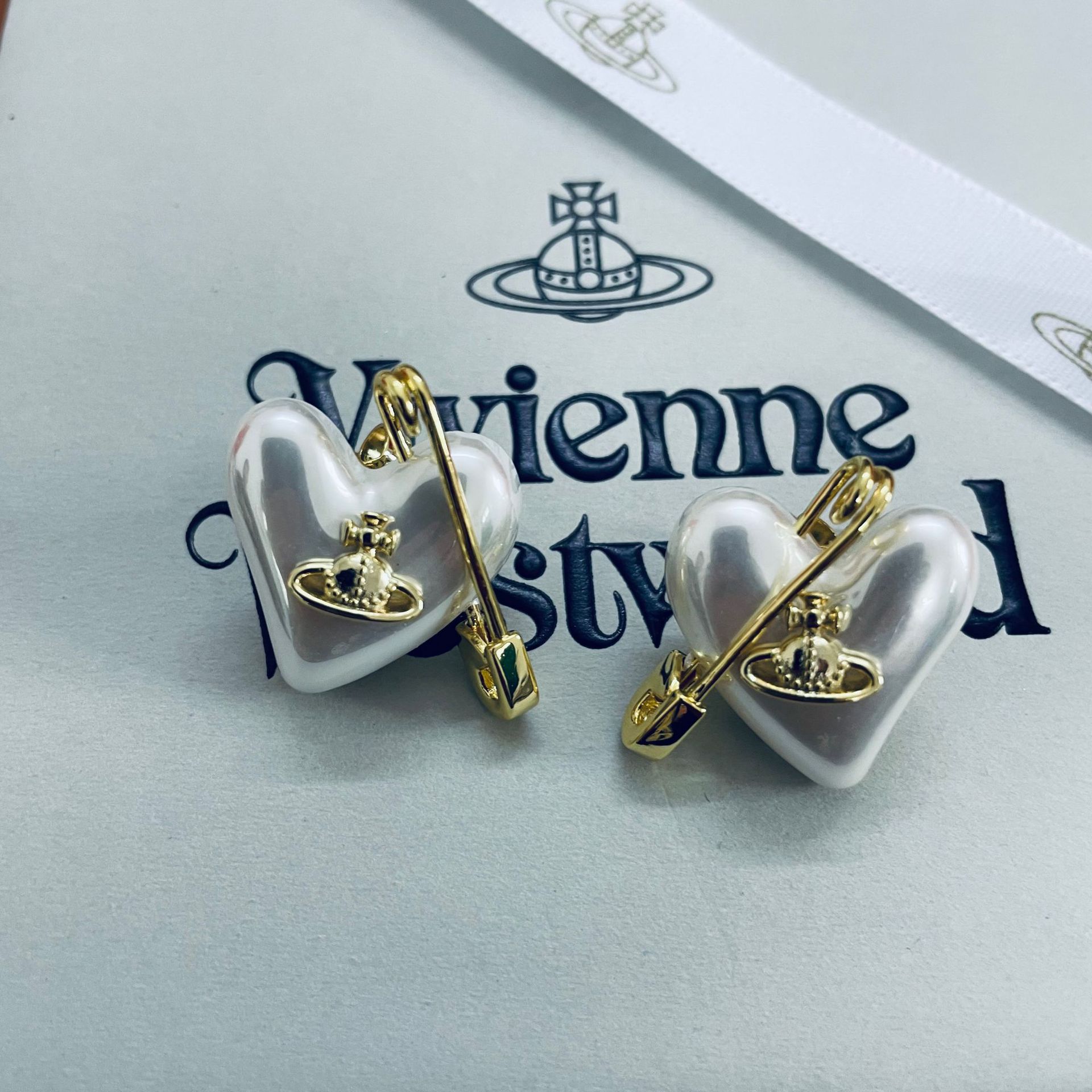 Vivienne Westwood Heart Paperclip Saturn Stud Earrings - Best Replica Jewelry™