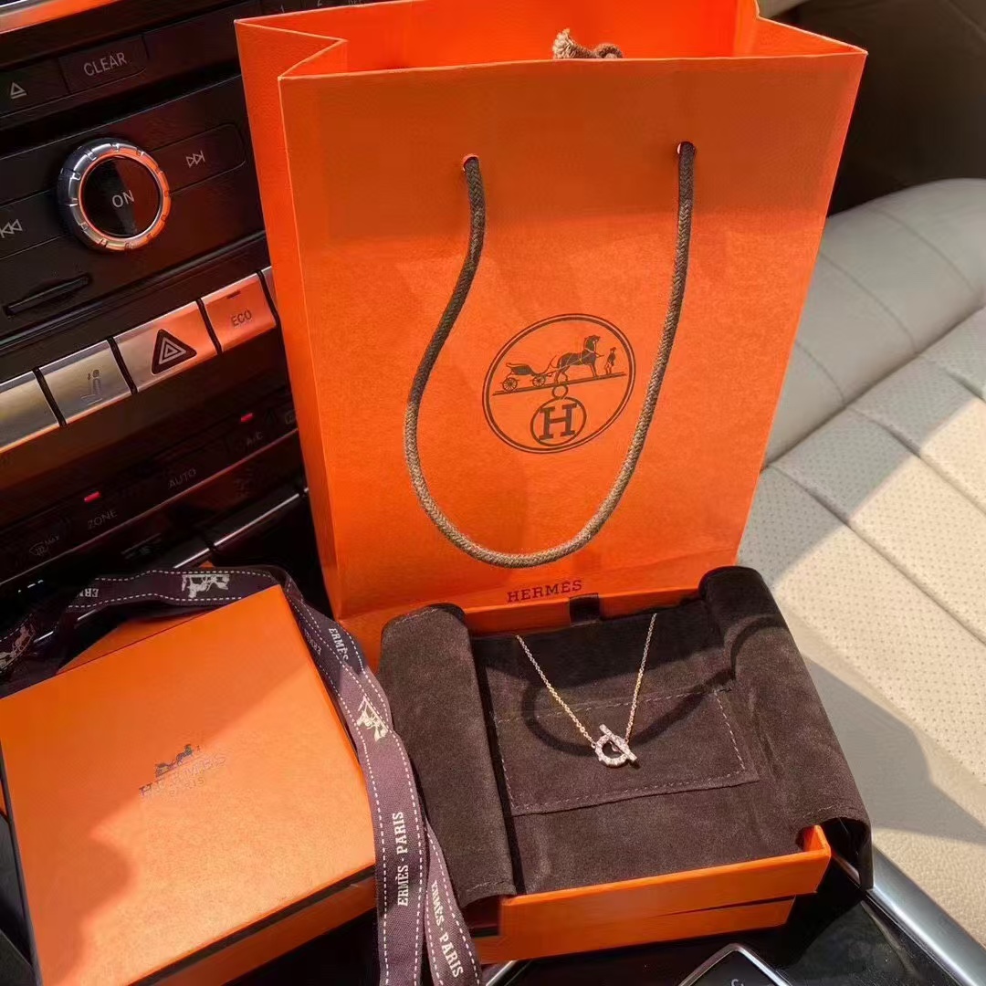 Hermes Q Pendant Necklace - Best Replica Jewelry™