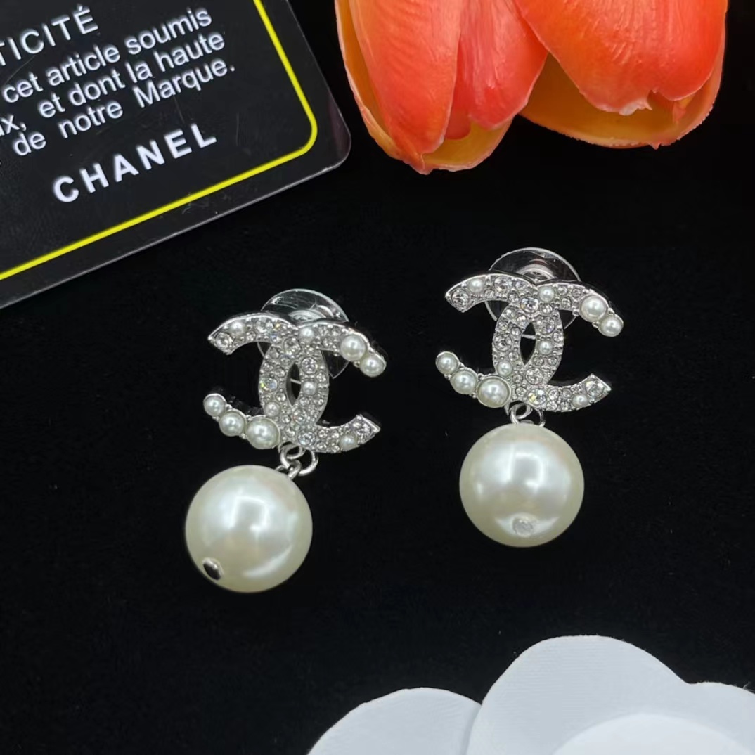 Chanel Prom Pearl Dangle Earrings - Best Replica Jewelry™