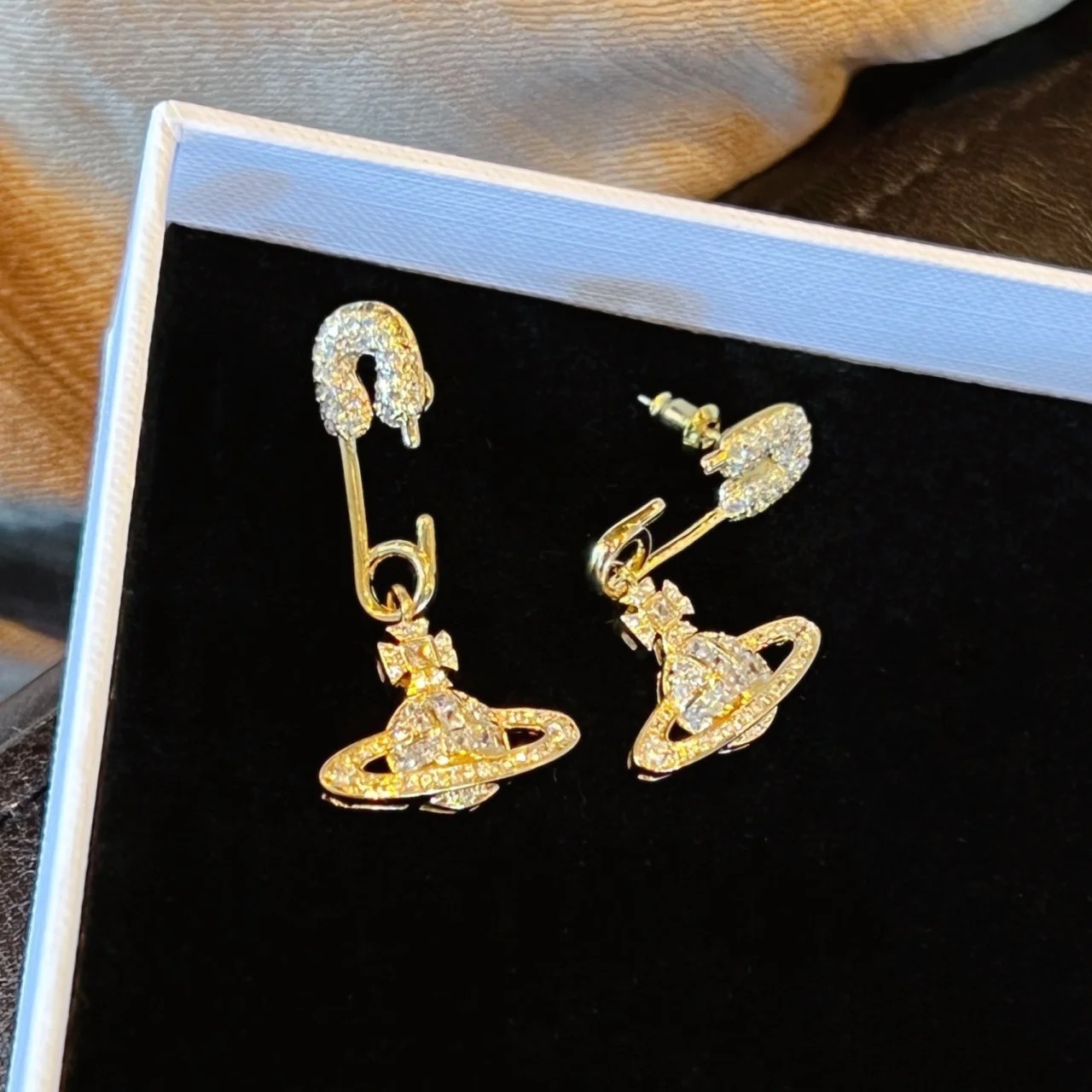 Vivienne Westwood Diamond Inlay Paperclip Saturn Earrings - Best Replica Jewelry™