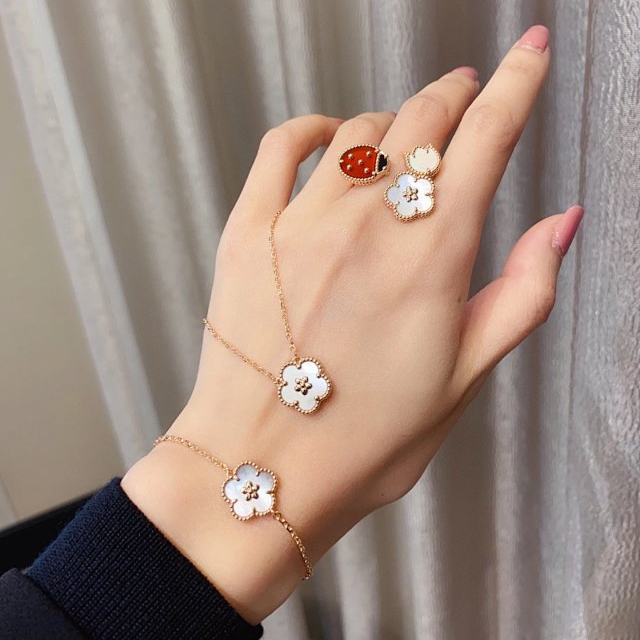 VCA Lucky Spring Flower and Ladybug Between Finger Ring - Best Replica Jewelry™