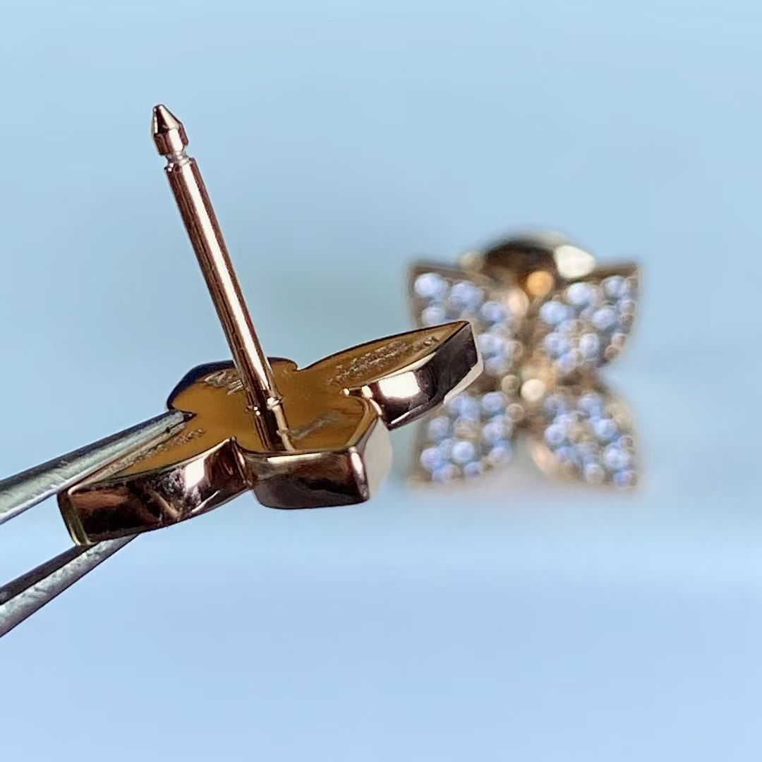 Louis Vuitton Diamond Flower Stud Earrings - Best Replica Jewelry™