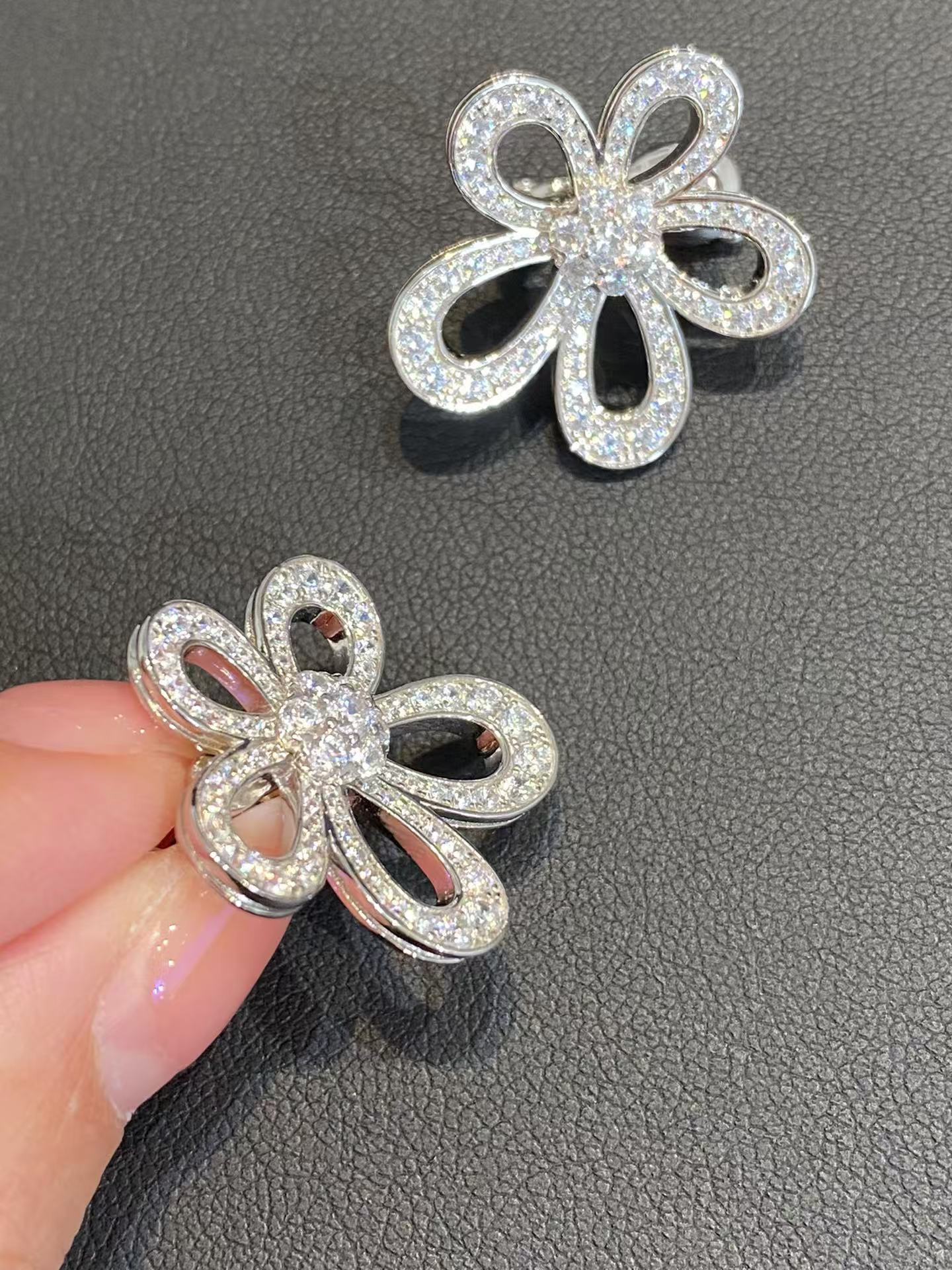 VCA Flowerlace Earrings - Best Replica Jewelry™