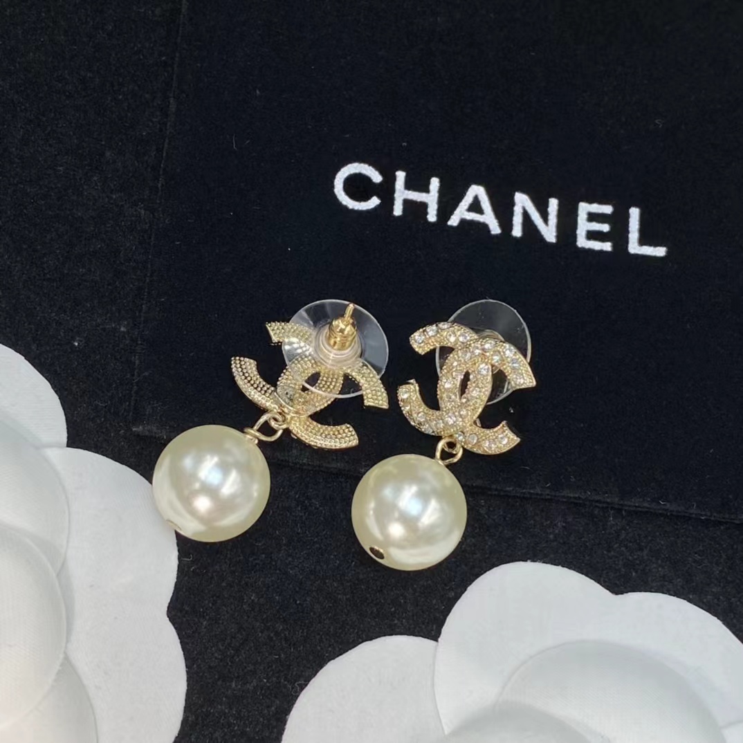 Chanel Classic Pearl Dangle Earrings - Best Replica Jewelry™