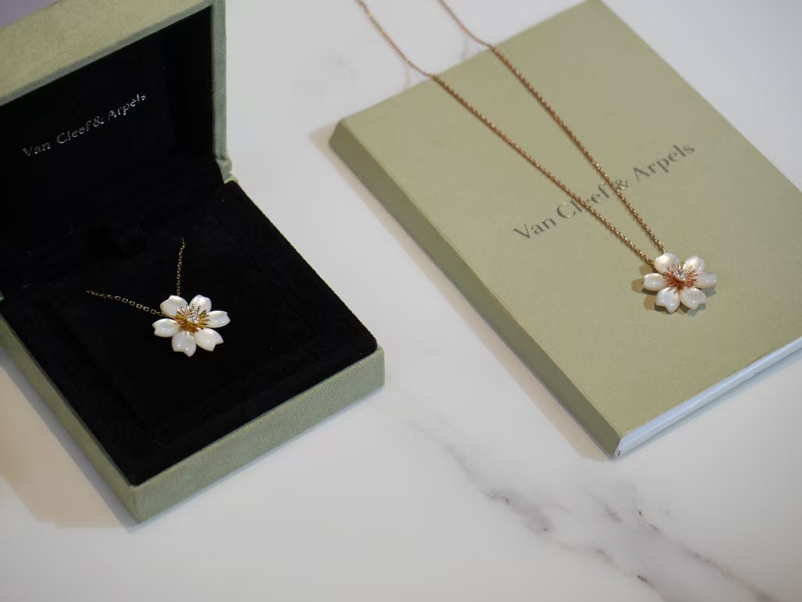 VCA Rose de Noël Pendant Necklace - Mini - Best Replica Jewelry™