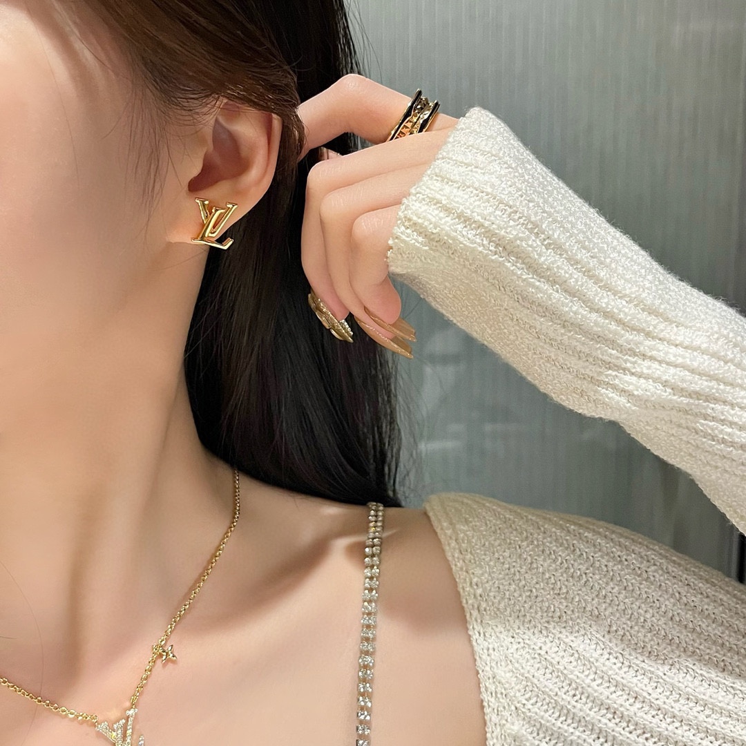 Louis Vuitton Letter Minimalist Stud Earrings - Best Replica Jewelry™