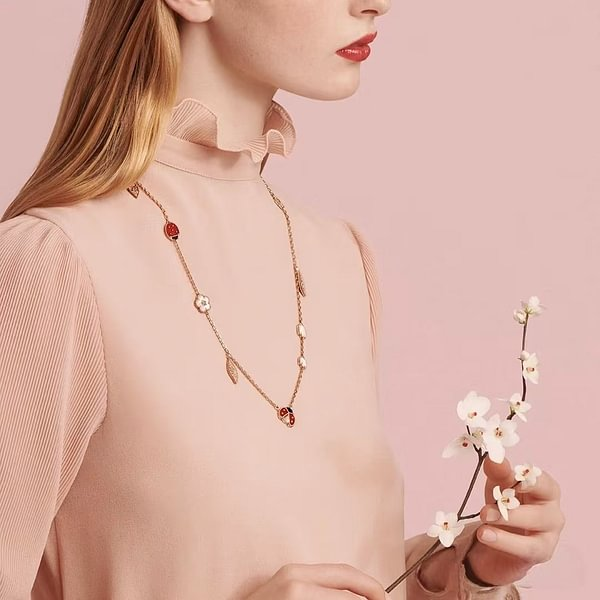 Dove Comprare Gioielli Falsi di Alta Moda Online: Una Guida Completa - Best Replica Jewelry™