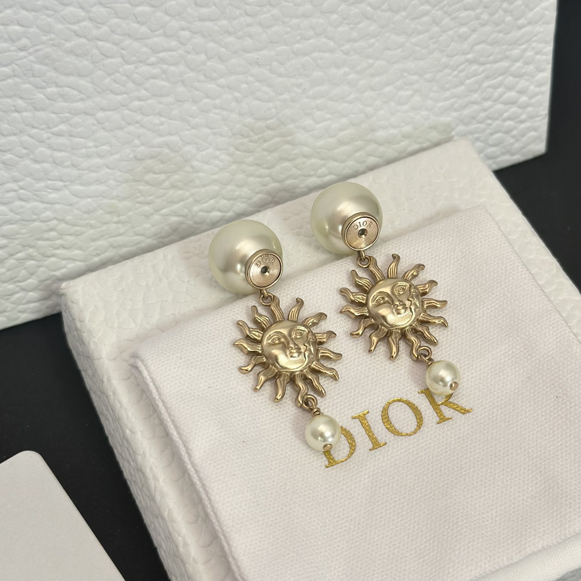 Dior Sun Face Pearl Earrings - Best Replica Jewelry™