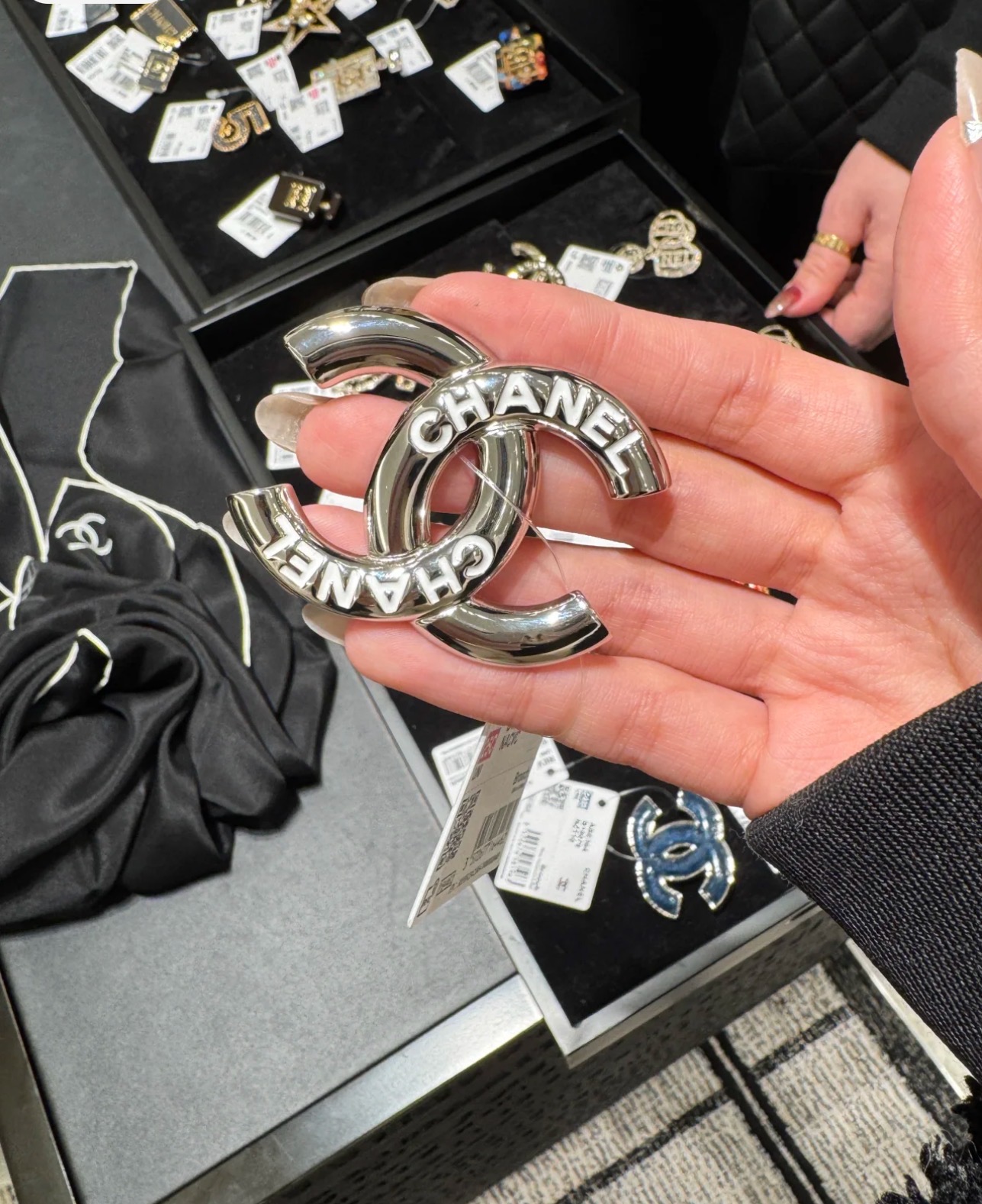 Chanel Letter White Enamel CC Silver Brooch - Best Replica Jewelry™