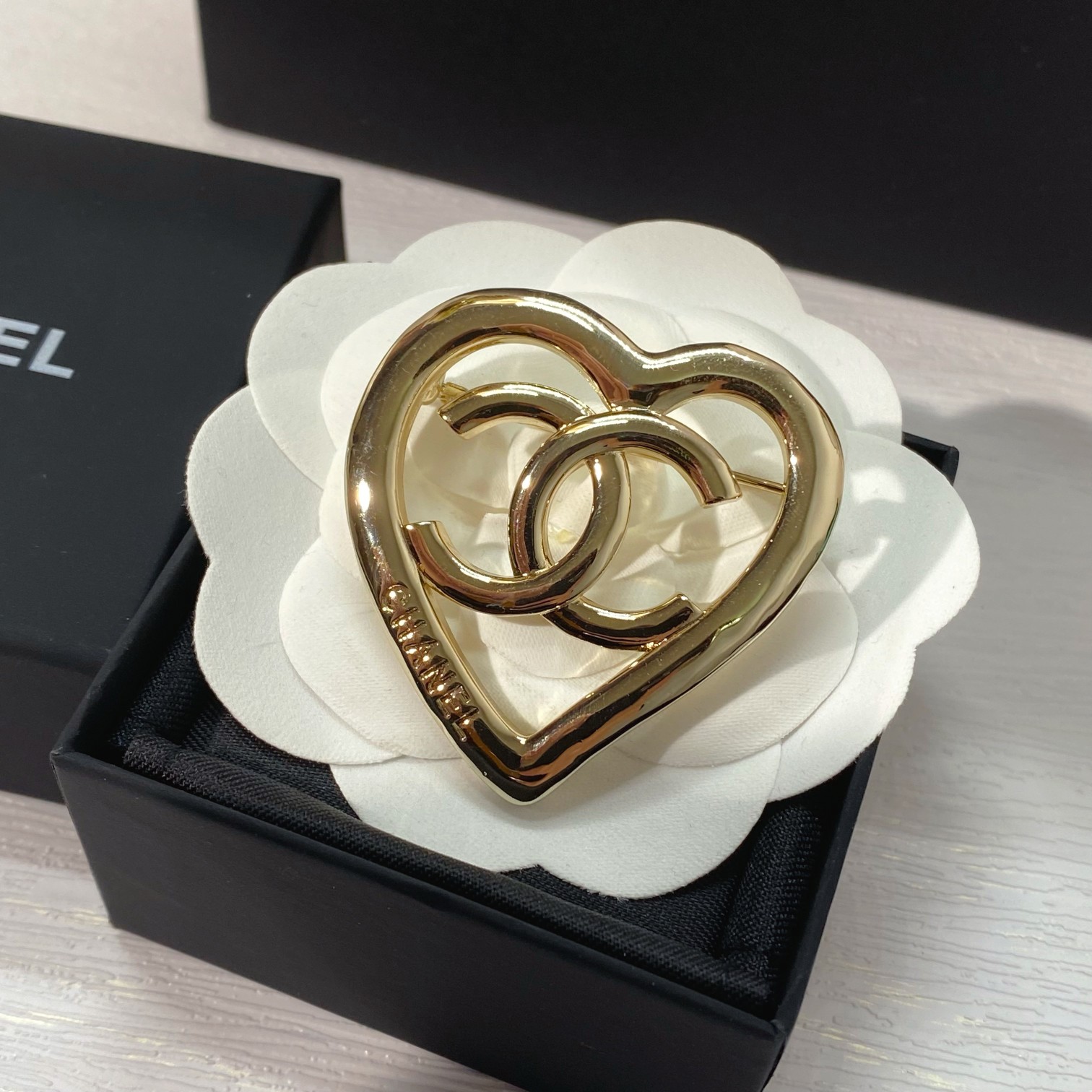 Chanel Hollow Heart CC Brooch - Best Replica Jewelry™