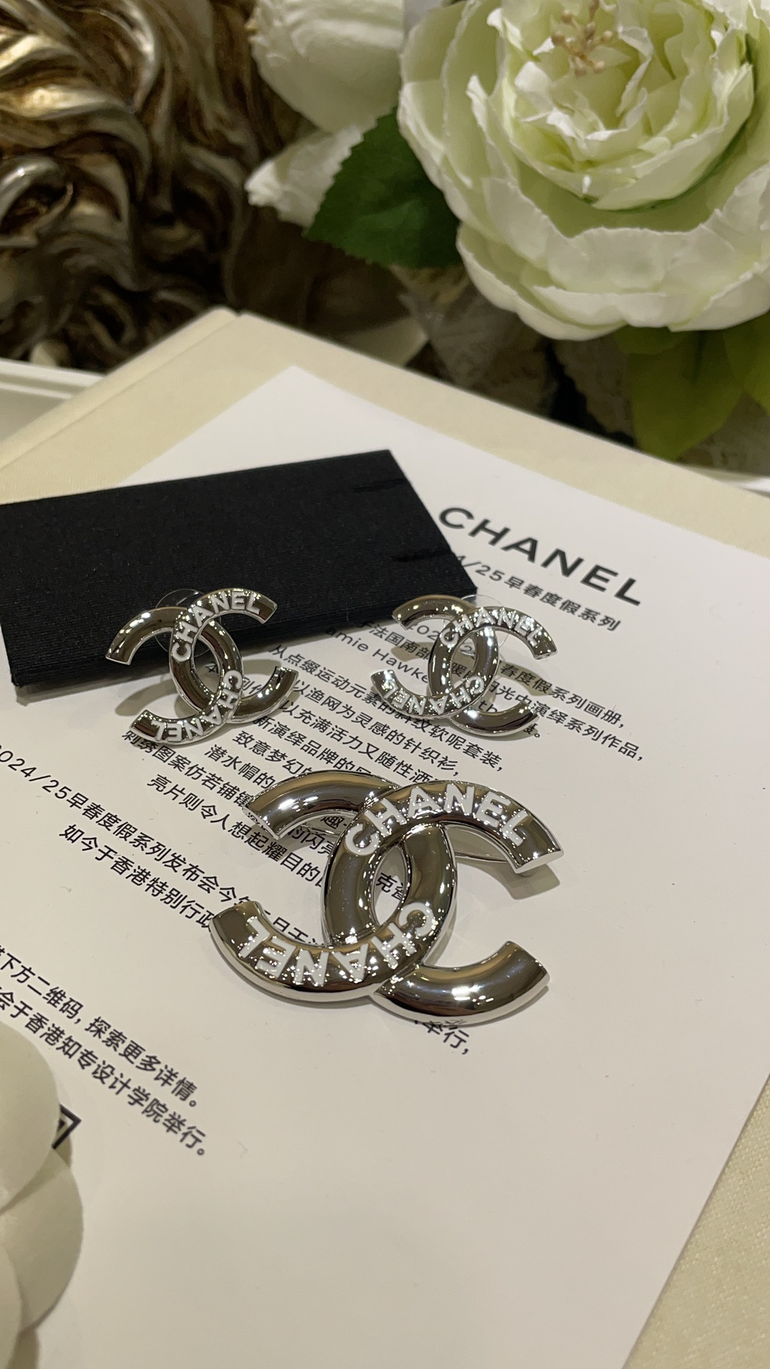 Chanel Letter White Enamel CC Silver Brooch - Best Replica Jewelry™