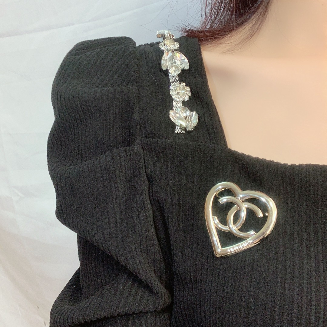 Chanel Hollow Heart CC Brooch - Best Replica Jewelry™