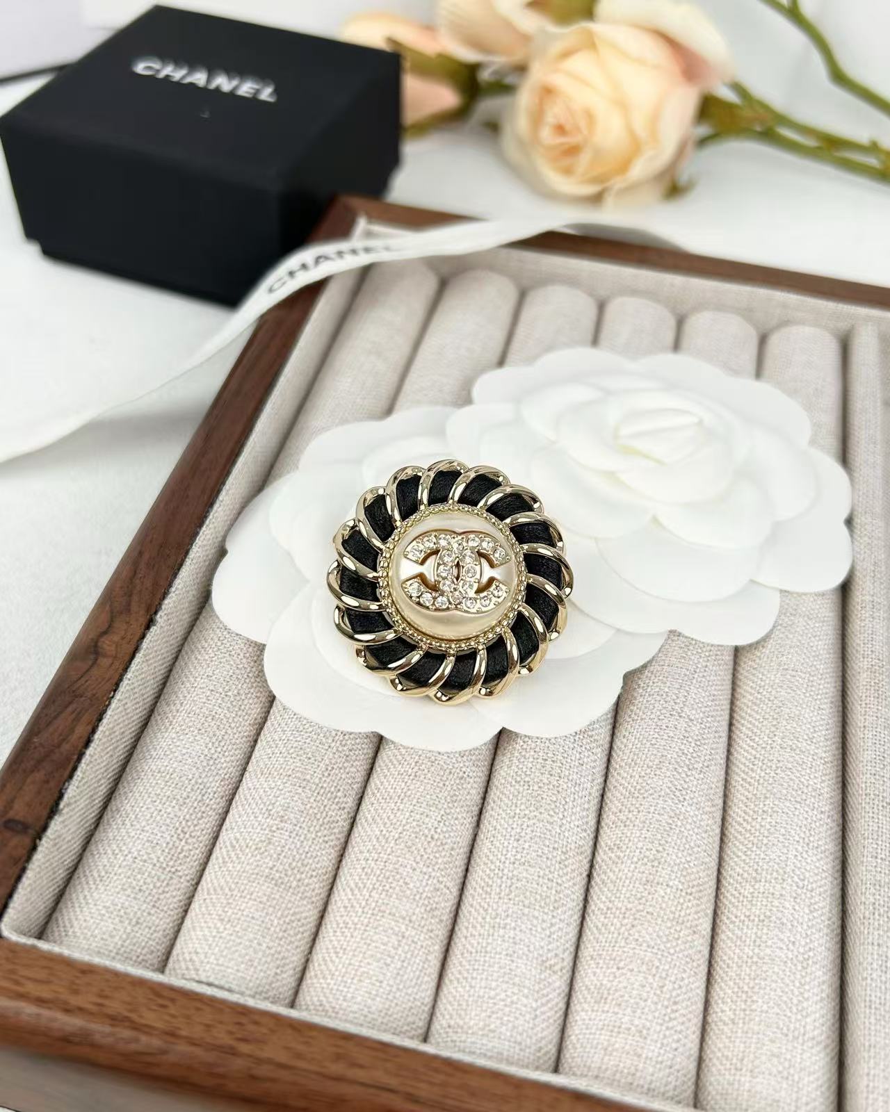 Chanel Twist Leather Wrap Wreath Round Brooch - Best Replica Jewelry™