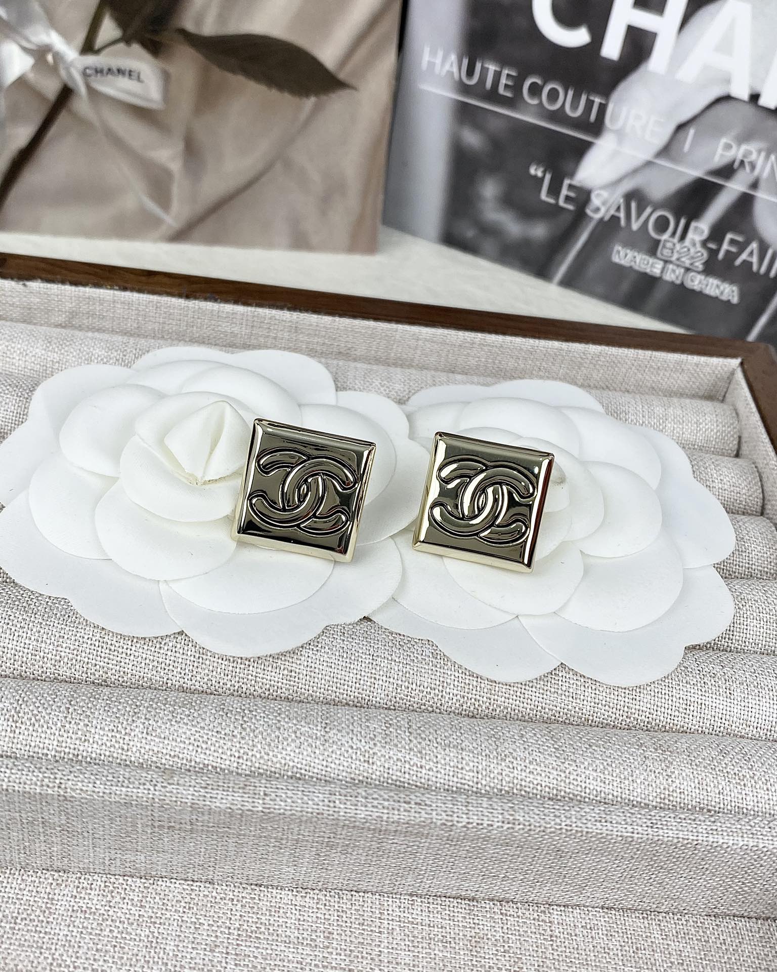 Chanel Square Pearl Stud Earrings - Best Replica Jewelry™