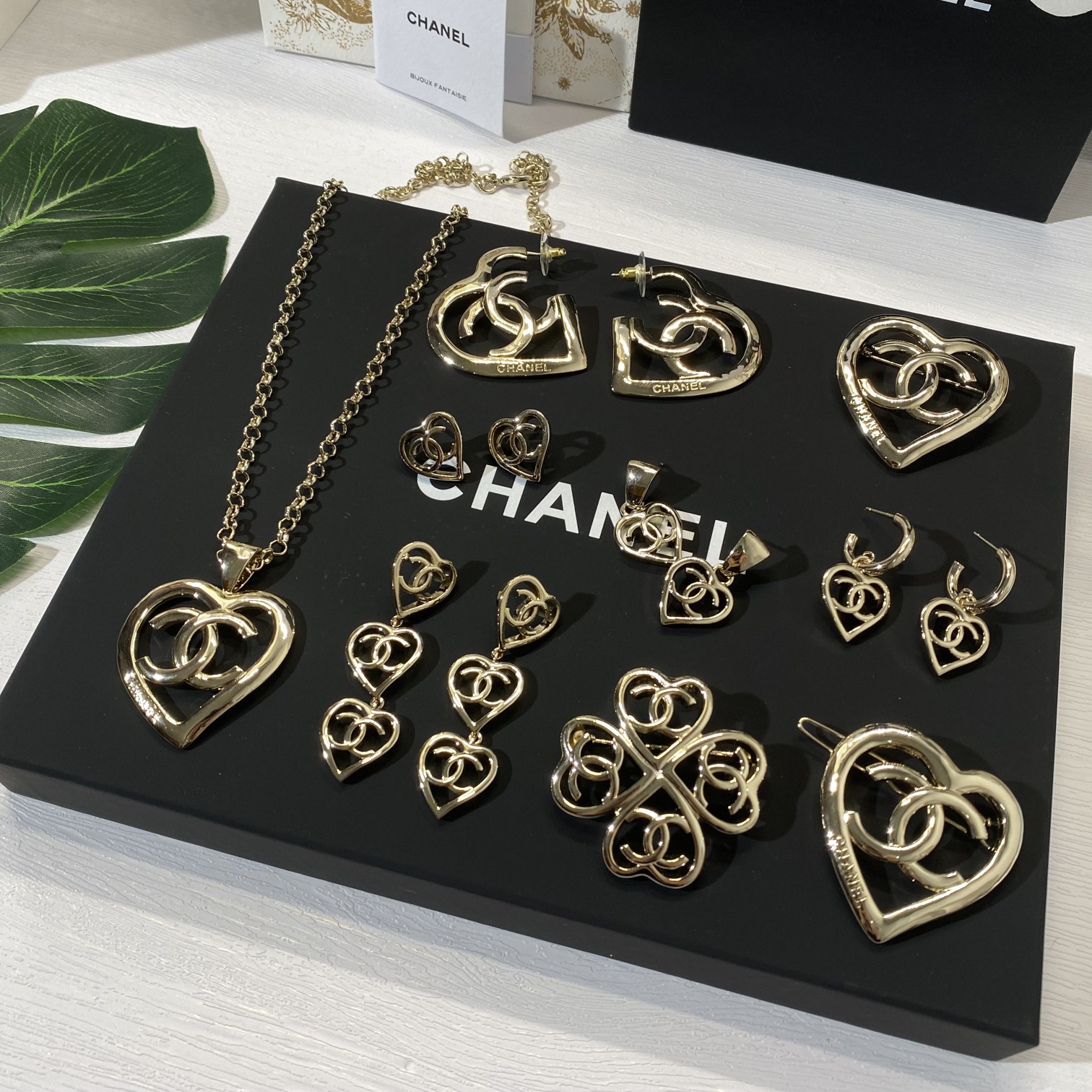 Chanel Hollow Heart CC Brooch - Best Replica Jewelry™