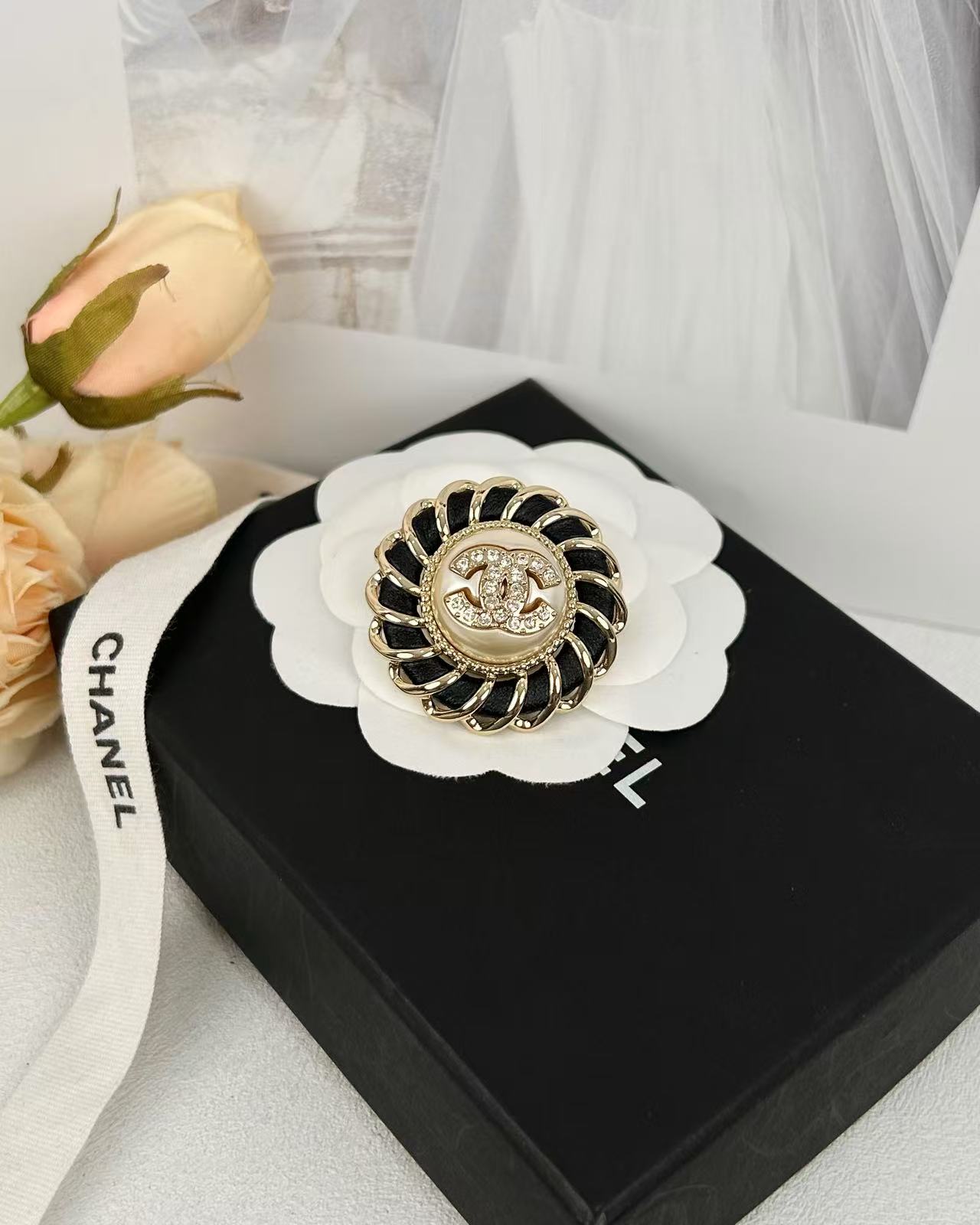 Chanel Twist Leather Wrap Wreath Round Brooch - Best Replica Jewelry™