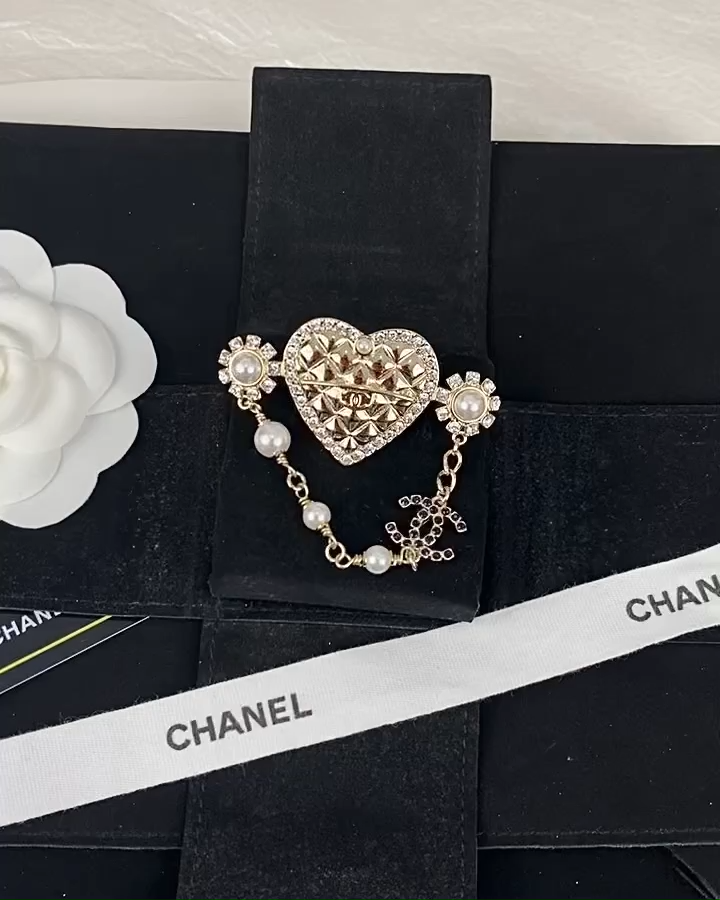 Chanel Heart with Chain Brooch Pin - Best Replica Jewelry™