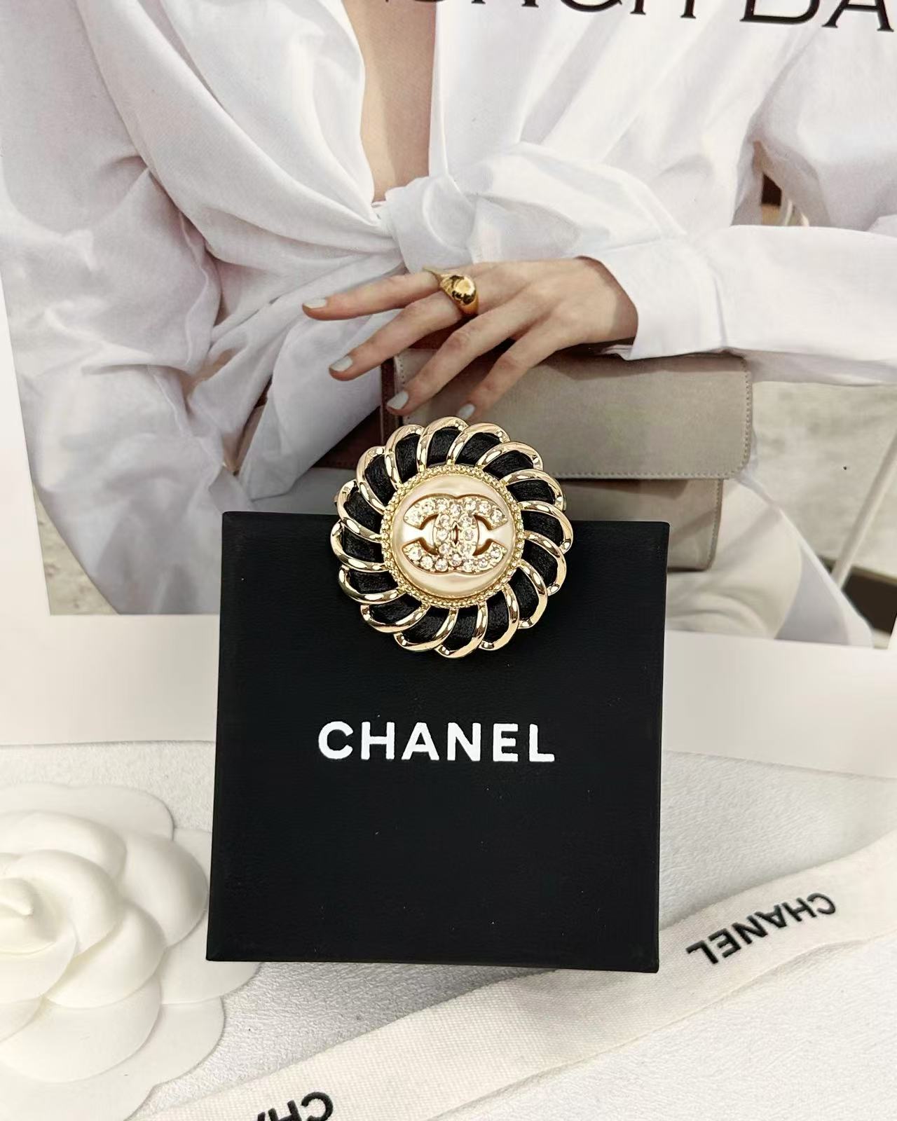 Chanel Twist Leather Wrap Wreath Round Brooch - Best Replica Jewelry™