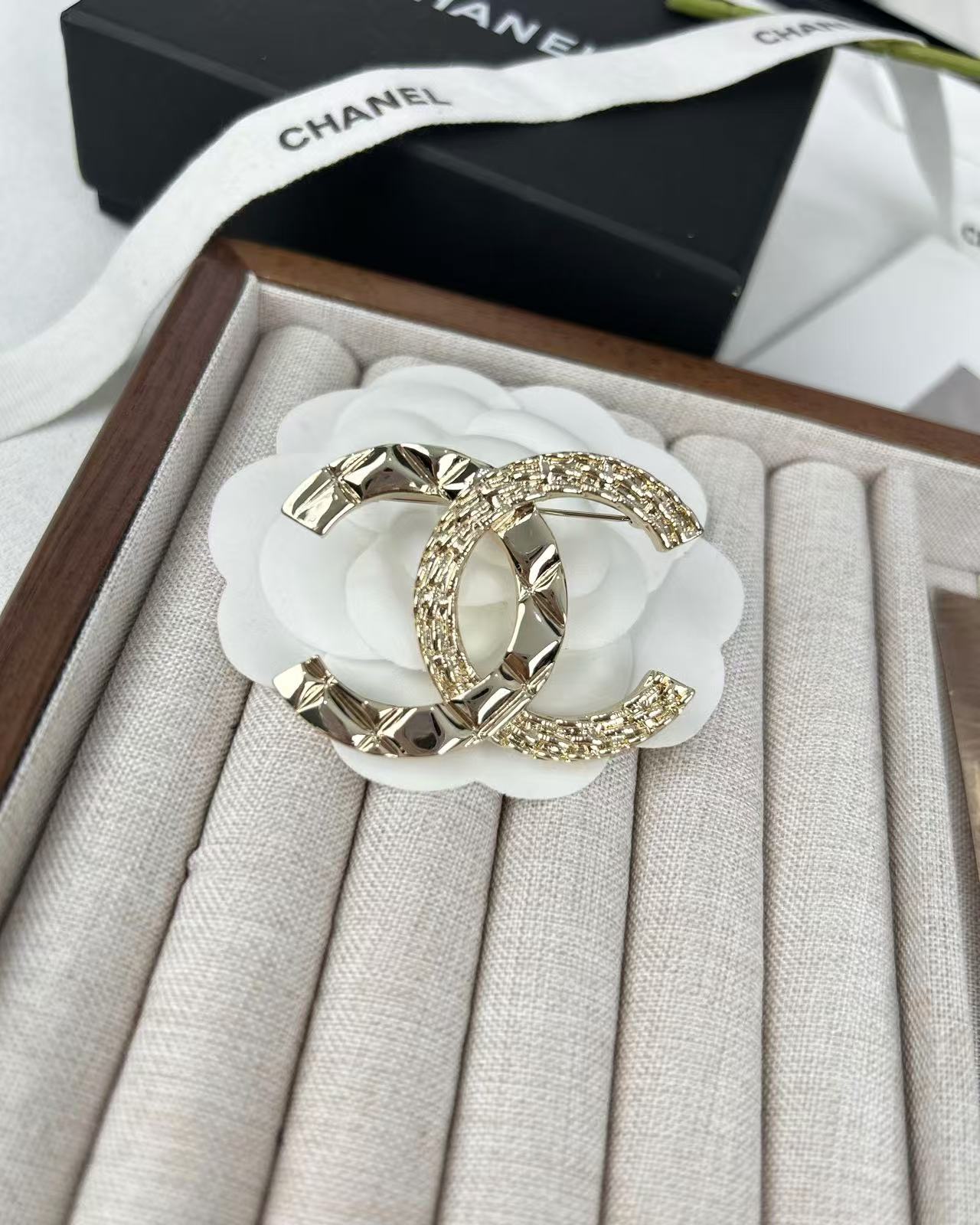 Chanel Light Gold Classic CC Brooch - Best Replica Jewelry™