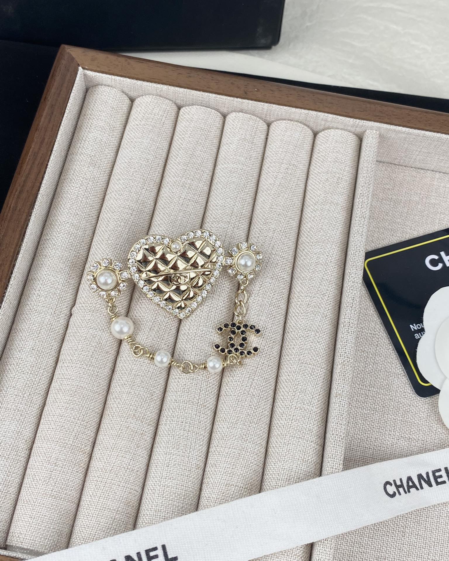 Chanel Heart with Chain Brooch Pin - Best Replica Jewelry™